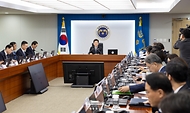 이재명 대통령이 23일 서울 용산 대통령실 청사에서 열린 수석·보좌관회의를 주재하고 있다.
