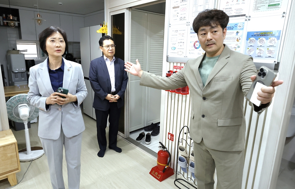 이스란 보건복지부 제1차관은 9월 24일(수) 오후 3시 경기도 소재 피해장애아동쉼터를 방문하여 종사자 등 관계자들을 격려하고 애로사항에 대한 의견을 청취하였다.