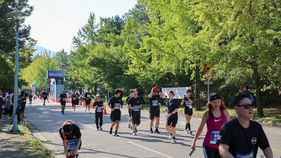 권오을 국가보훈부 장괌이 27일 오전 경기도 하남시 미사경정공원에서 열린 제복근무자 감사마라톤 2025 제2회 리스팩트 런행사에 참석한 참가자들과 함께 출발을 하고 있다.