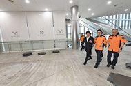김승룡 소방청장 직무대행은 26일 오전 경북 경주 보문관광단지를 방문해 오는 11월 개최 예정인 2025 아시아태평양경제협력체(APEC) 정상회의의 성공적 개최를 지원하고, 주요 행사장 및 숙박시설에 대한 소방안전 현장점검을 실시했다.