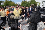 김민석 국무총리가 장비 소개를 듣고 있다.
