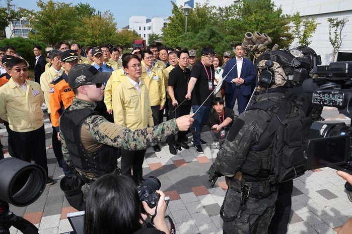 김민석 국무총리가 장비 소개를 듣고 있다.