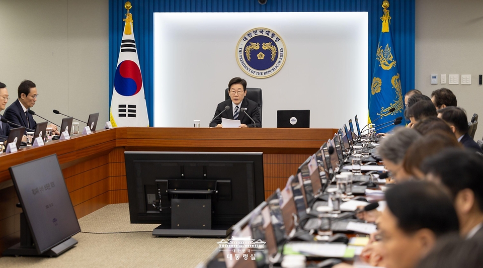 이재명 대통령이 23일 서울 용산 대통령실 청사에서 열린 수석·보좌관회의를 주재하고 있다.