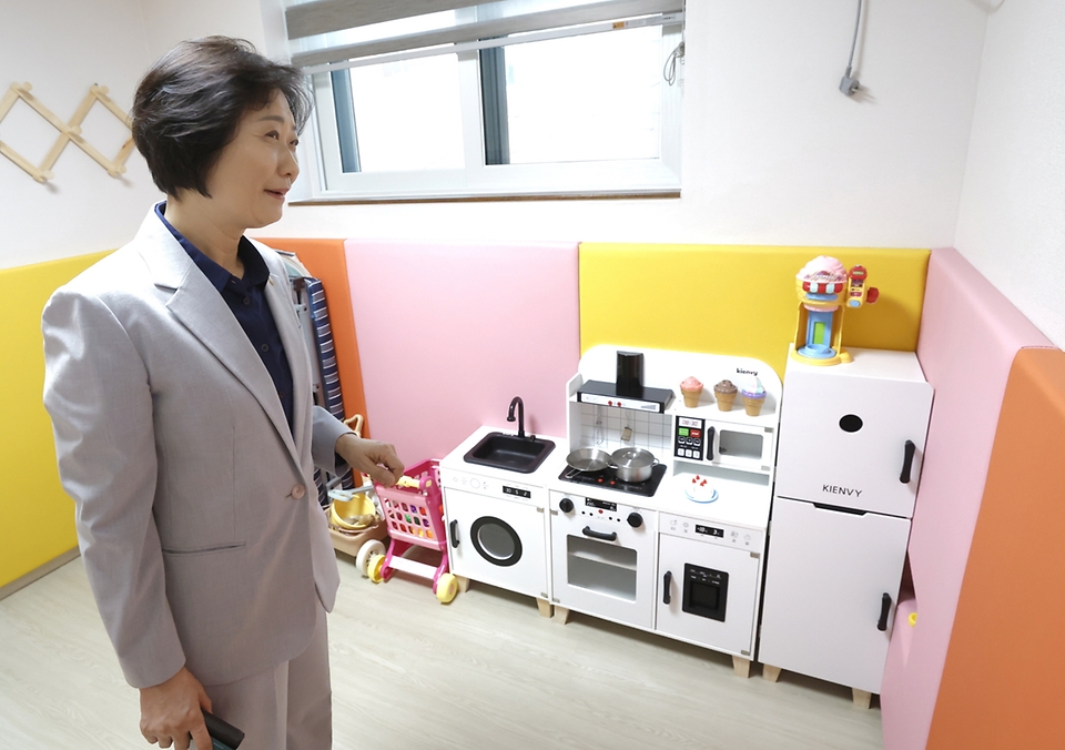 이스란 보건복지부 제1차관은 9월 24일(수) 오후 3시 경기도 소재 피해장애아동쉼터를 방문하여 종사자 등 관계자들을 격려하고 애로사항에 대한 의견을 청취하였다.