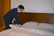 김정관 산업통상자원부 장관은 2025. 9. 18.(목) 15:40 '2025년 APEC 정상회의 계기 개최되는 경제인 행사 준비상황 종합 점검'을 위해 경상북도 경주시에 위치한 예술의 전당, 화랑마을, 화백컨벤션센터, 강동리조트 등 주요 경제인 행사장소를 방문하여, 행사장의 조성 및 운용 계획, 동선, 시설, 지원사항 등을 점검하였다.