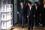 김민석 국무총리가 24일 경상북도 경주시에 마련된 아시아·태평양경제협력체(APEC) 정상회의 미디어 숙소를 찾아 시설을 점검하고 있다.