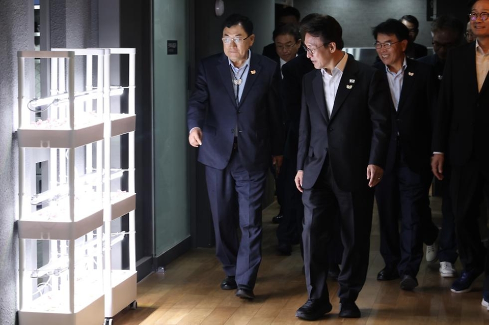 김민석 국무총리가 24일 경상북도 경주시에 마련된 아시아·태평양경제협력체(APEC) 정상회의 미디어 숙소를 찾아 시설을 점검하고 있다.