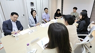 이스란 보건복지부 제1차관은 9월 24일(수) 오후 3시 경기도 소재 피해장애아동쉼터를 방문하여 종사자 등 관계자들을 격려하고 애로사항에 대한 의견을 청취하였다.