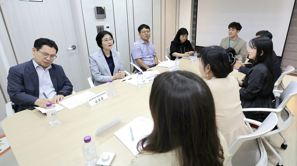 이스란 보건복지부 제1차관은 9월 24일(수) 오후 3시 경기도 소재 피해장애아동쉼터를 방문하여 종사자 등 관계자들을 격려하고 애로사항에 대한 의견을 청취하였다.