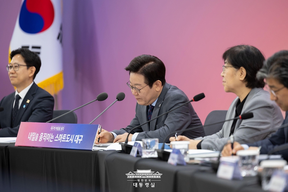 이재명 대통령이 24일 대구광역시 북구 엑스코에서 열린 '대구의 마음을 듣다' 타운홀 미팅에서 시민들의 발언을 메모하고 있다.