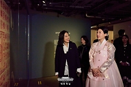 김혜경 여사가 24일 서울 종로구 서울공예박물관을 찾아 전시물을 살펴보고 있다.