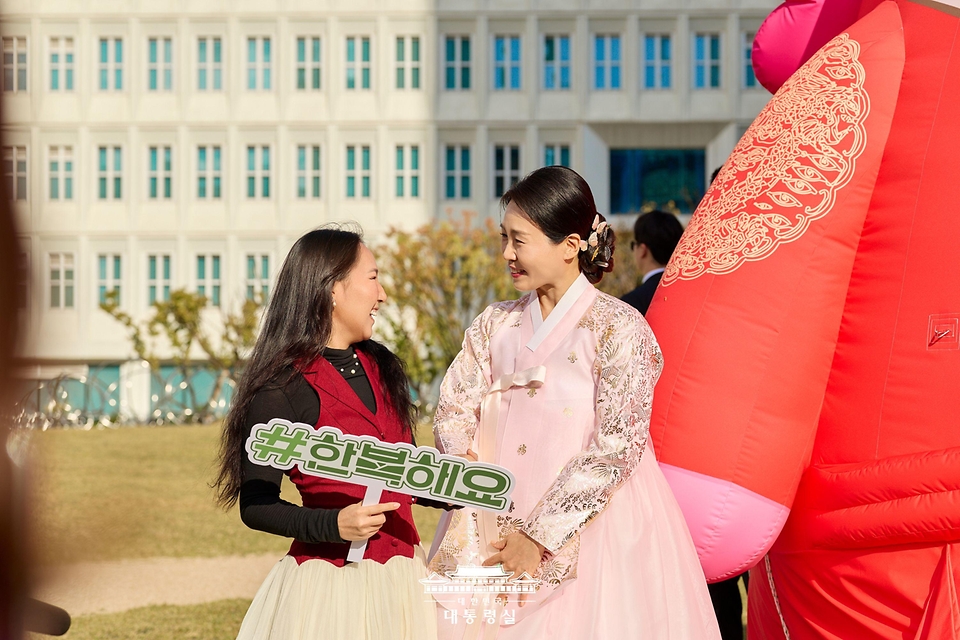 김혜경 여사가 24일 서울 종로구 서울공예박물관을 찾아 시민들과 함께 한복 입는 문화 확산을 위한 '#한복해요' 챌린지에 참여하고 있다.