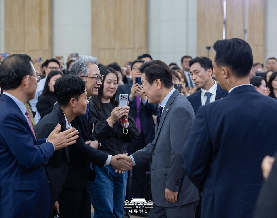 이재명 대통령이 24일 대구광역시 북구 엑스코에서 열린 '대구의 마음을 듣다' 타운홀 미팅에서 참석자들과 인사를 나누고 있다.