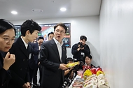 김민석 국무총리가 24일 경상남도 밀양시 삼양식품공장을 방문, 제조 공정을 살펴보고 있다.