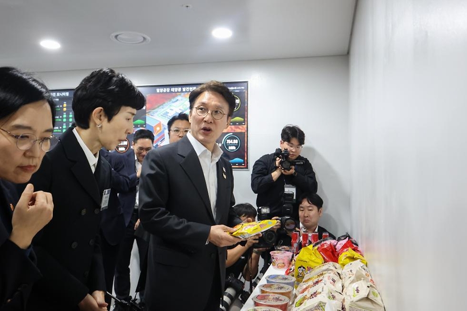 김민석 국무총리가 24일 경상남도 밀양시 삼양식품공장을 방문, 제조 공정을 살펴보고 있다.