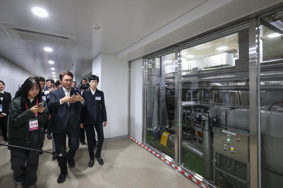 김민석 국무총리가 24일 경상남도 밀양시 삼양식품공장을 방문, 제조 공정을 살펴보고 있다.