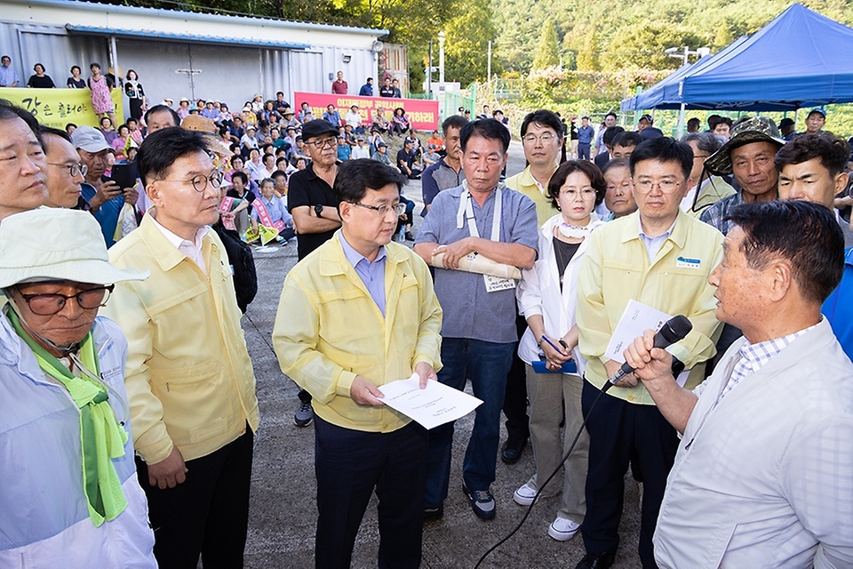김성환 환경부 장관이 29일 전남 화순군 동북천댐 후보지를 찾아 현장을 점검하고 지역의 다양한 의견을 청취하고 있다.