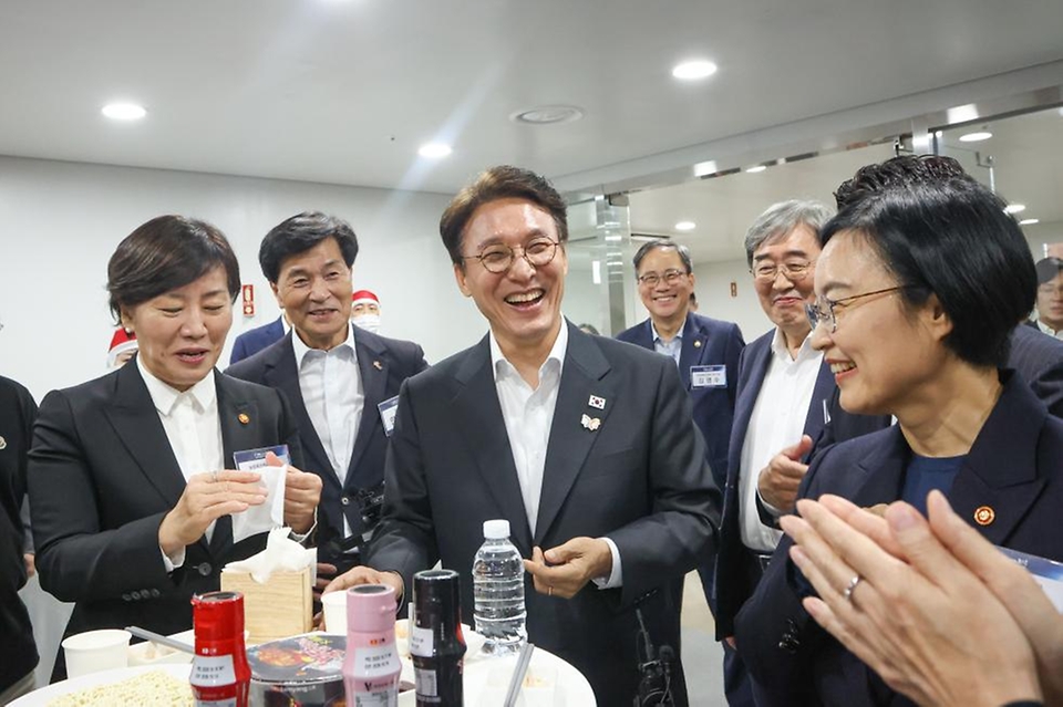 김민석 국무총리가 24일 경상남도 밀양시 삼양식품공장을 방문, 제조 공정을 살펴보고 있다.
