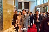 아세안 정상회의에 참석하는 이재명 대통령과 김혜경 여사가 26일(현지 시간) 말레이시아 쿠알라룸푸르 내 숙소인 한 호텔에 도착하고 있다. 