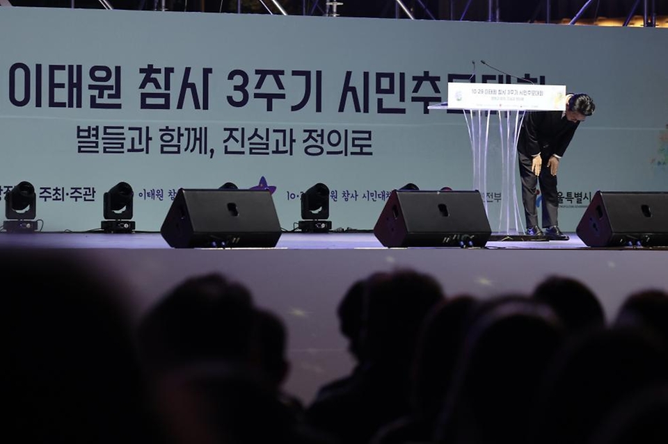 김민석 국무총리가 25일 서울시청 광장에서 열린 이태원 참사 3주기 시민추모대회에 참석, 추도사를 하고 있다.