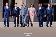 이재명 대통령과 김혜경 여사가 말레이시아 쿠알라룸푸르에서 열리는 아세안 정상회의에 참석하기 위해 지난 26일 경기 성남 서울공항을 통해 출국하고 있다. 