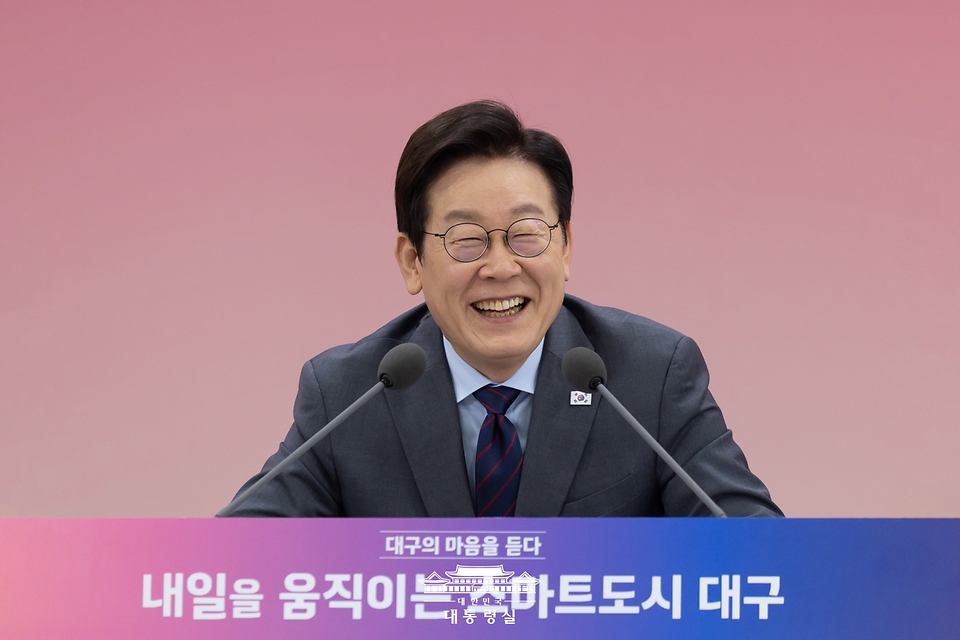 이재명 대통령이 24일 대구광역시 북구 엑스코에서 열린 '대구의 마음을 듣다' 타운홀 미팅에서 미소를 짓고 있다.