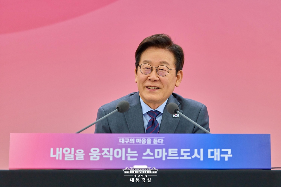 이재명 대통령이 24일 대구광역시 북구 엑스코에서 열린 '대구의 마음을 듣다' 타운홀 미팅에서 발언하고 있다.