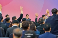 이재명 대통령이 24일 대구광역시 북구 엑스코에서 열린 '대구의 마음을 듣다' 타운홀 미팅에서 시민들의 질문을 받고 있다.