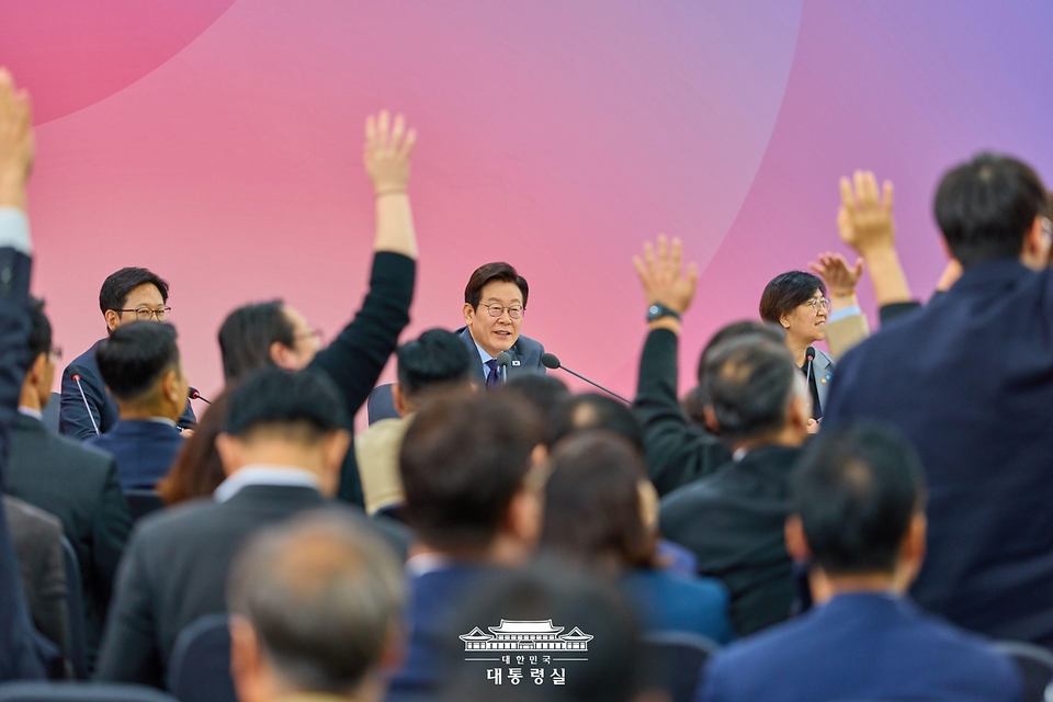 이재명 대통령이 24일 대구광역시 북구 엑스코에서 열린 '대구의 마음을 듣다' 타운홀 미팅에서 시민들의 질문을 받고 있다.