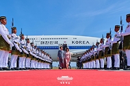 아세안 정상회의에 참석하는 이재명 대통령과 김혜경 여사가 26일(현지 시간) 말레이시아 쿠알라룸푸르 국제공항에 도착해 도열을 받으며 이동하고 있다. 