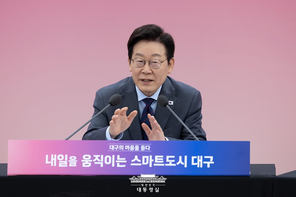 이재명 대통령이 24일 대구광역시 북구 엑스코에서 열린 '대구의 마음을 듣다' 타운홀 미팅에서 발언하고 있다.