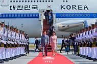 아세안 정상회의에 참석하는 이재명 대통령과 김혜경 여사가 26일(현지 시간) 말레이시아 쿠알라룸푸르 국제공항에 도착해 도열을 받으며 이동하고 있다. 
