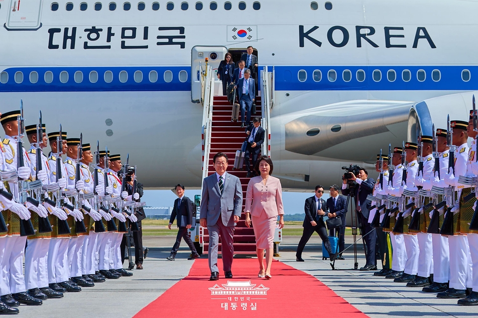 아세안 정상회의에 참석하는 이재명 대통령과 김혜경 여사가 26일(현지 시간) 말레이시아 쿠알라룸푸르 국제공항에 도착해 도열을 받으며 이동하고 있다.
