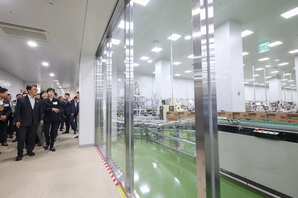 김민석 국무총리가 24일 경상남도 밀양시 삼양식품공장을 방문, 제조 공정을 살펴보고 있다.
