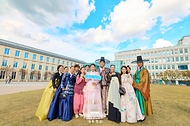 김혜경 여사가 24일 서울 종로구 서울공예박물관을 찾아 시민들과 함께 한복 입는 문화 확산을 위한 '#한복해요' 챌린지에 참여하고 있다.