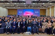 이재명 대통령이 24일 대구광역시 북구 엑스코에서 열린 '대구의 마음을 듣다' 타운홀 미팅에서 참석자들과 기념촬영을 하고 있다.