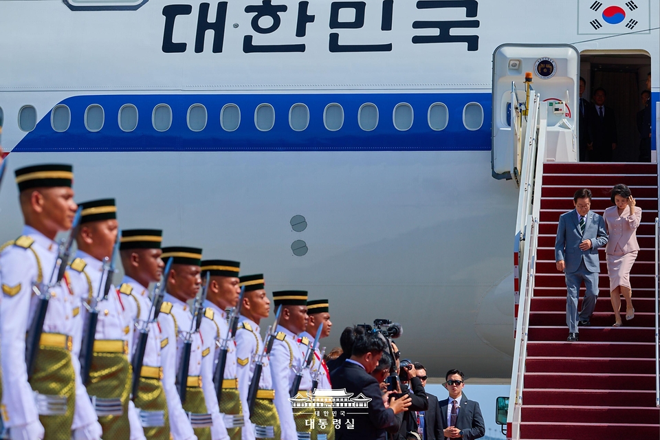 아세안 정상회의에 참석하는 이재명 대통령과 김혜경 여사가 26일(현지 시간) 말레이시아 쿠알라룸푸르 국제공항에 도착해 도열을 받으며 이동하고 있다.