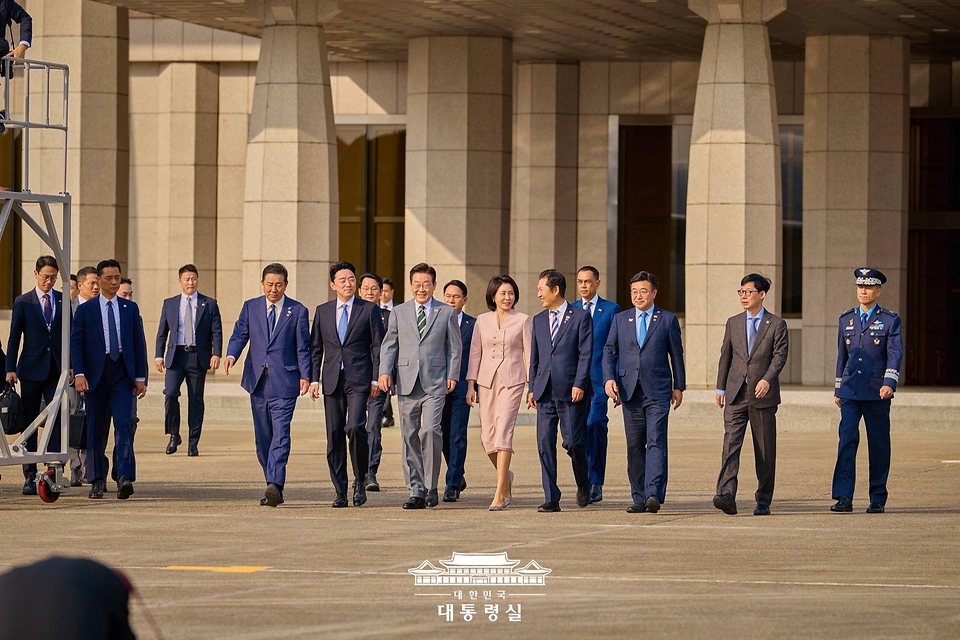 이재명 대통령과 김혜경 여사가 말레이시아 쿠알라룸푸르에서 열리는 아세안 정상회의에 참석하기 위해 지난 26일 경기 성남 서울공항을 통해 출국하고 있다.