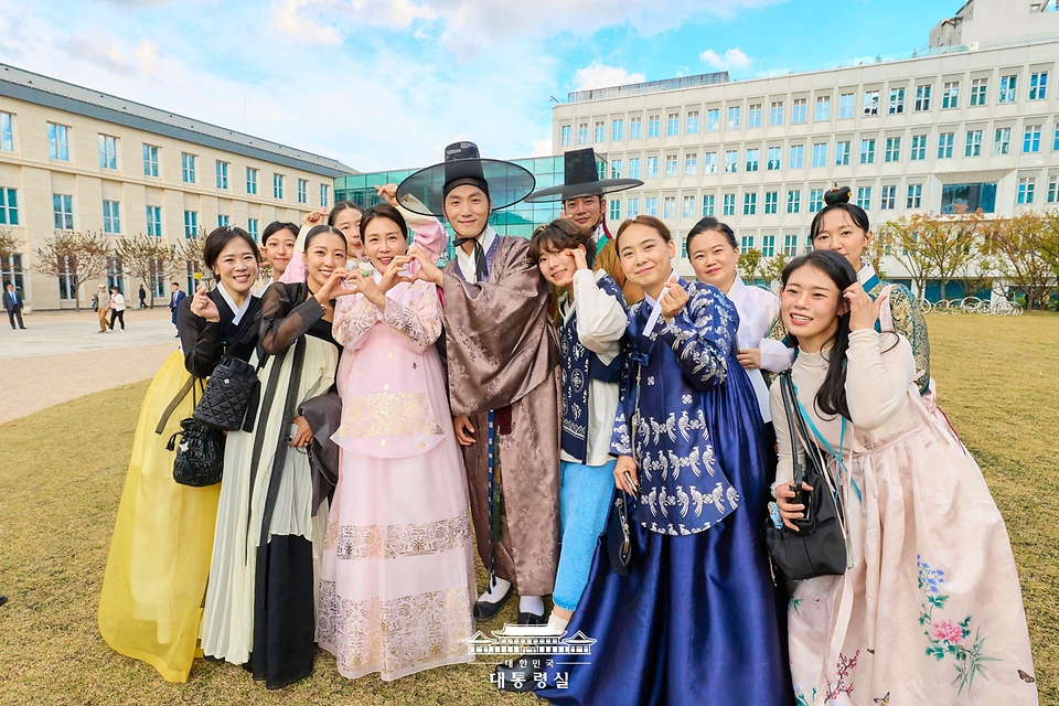 김혜경 여사가 24일 서울 종로구 서울공예박물관을 찾아 시민들과 함께 한복 입는 문화 확산을 위한 '#한복해요' 챌린지에 참여하고 있다.