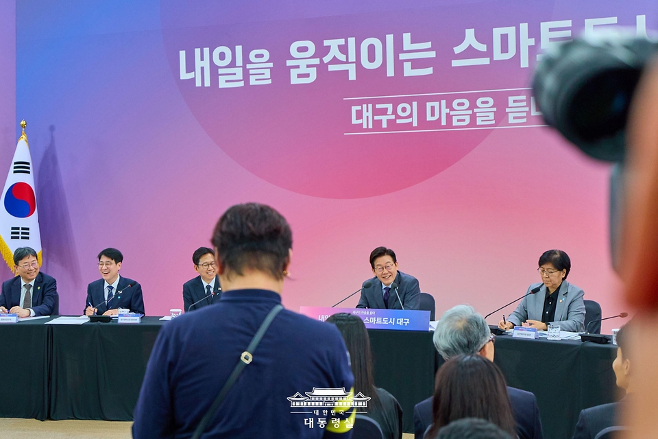 이재명 대통령이 24일 대구광역시 북구 엑스코에서 열린 '대구의 마음을 듣다' 타운홀 미팅에서 시민들의 발언을 듣고 있다.