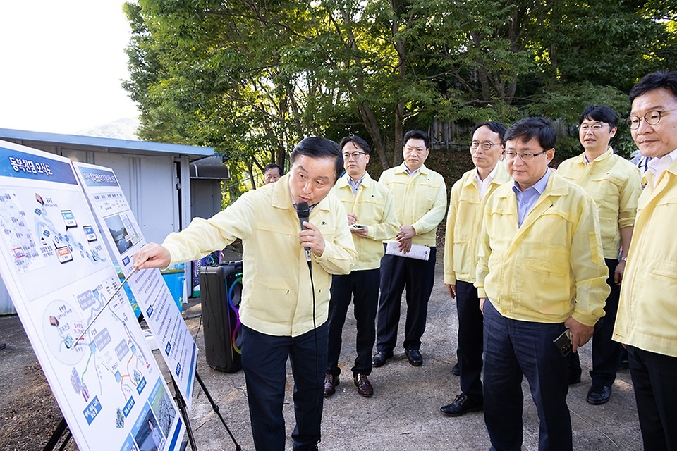 김성환 환경부 장관이 29일 전남 화순군 동북천댐 후보지를 찾아 현장을 점검하고 지역의 다양한 의견을 청취하고 있다.
