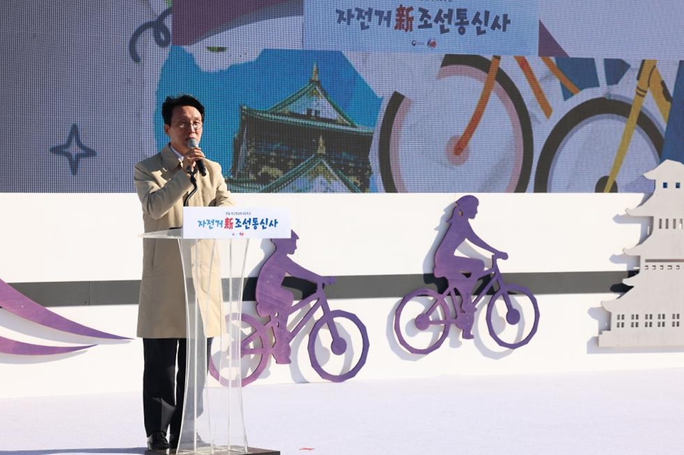 김민석 국무총리가 27일 영등포구 여의도 한강공원 물빛무대에서 열린 자전거 신(新)조선통신사 행사에 참석, 축사 및 기념촬영을 하고 있다.