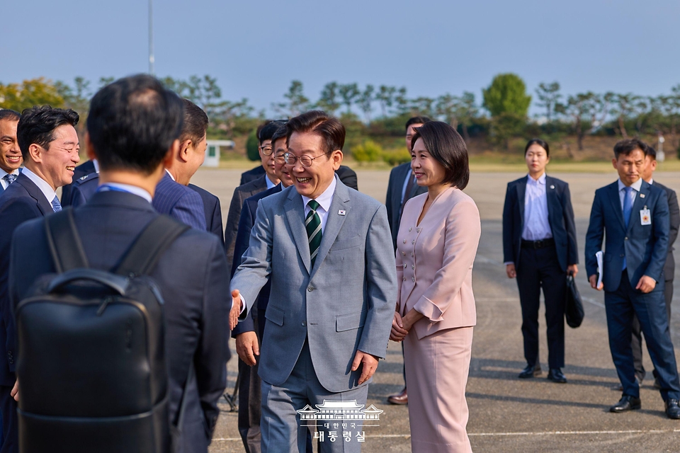 이재명 대통령과 김혜경 여사가 말레이시아 쿠알라룸푸르에서 열리는 아세안 정상회의에 참석하기 위해 지난 26일 경기 성남 서울공항을 통해 출국하고 있다.