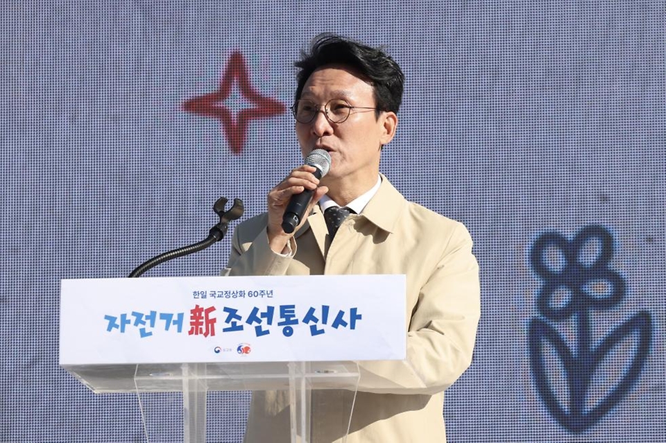 김민석 국무총리가 27일 영등포구 여의도 한강공원 물빛무대에서 열린 자전거 신(新)조선통신사 행사에 참석, 축사 및 기념촬영을 하고 있다.