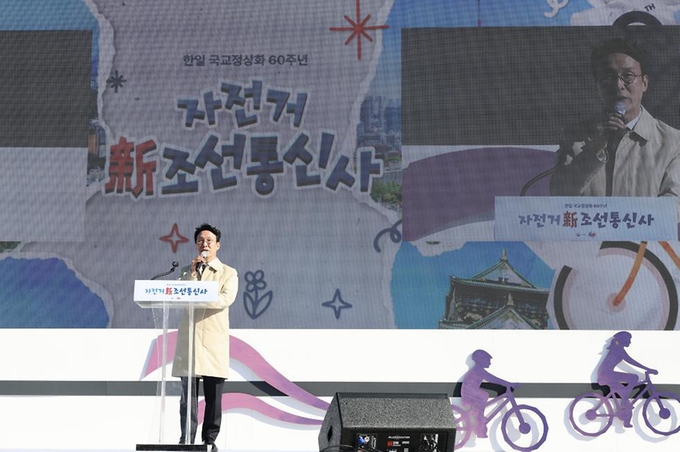 김민석 국무총리가 27일 영등포구 여의도 한강공원 물빛무대에서 열린 자전거 신(新)조선통신사 행사에 참석, 축사 및 기념촬영을 하고 있다.