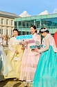 김혜경 여사가 24일 서울 종로구 서울공예박물관을 찾아 시민들과 함께 한복 입는 문화 확산을 위한 '#한복해요' 챌린지에 참여하고 있다.
