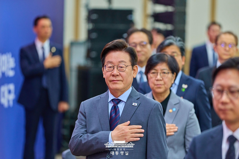 이재명 대통령이 24일 대구광역시 북구 엑스코에서 열린 '대구의 마음을 듣다' 타운홀 미팅에서 국민의례를 하고 있다.