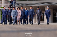 이재명 대통령과 김혜경 여사가 말레이시아 쿠알라룸푸르에서 열리는 아세안 정상회의에 참석하기 위해 지난 26일 경기 성남 서울공항을 통해 출국하고 있다. 