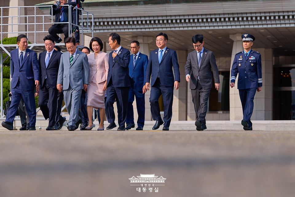 이재명 대통령과 김혜경 여사가 말레이시아 쿠알라룸푸르에서 열리는 아세안 정상회의에 참석하기 위해 지난 26일 경기 성남 서울공항을 통해 출국하고 있다.