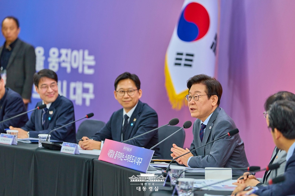 이재명 대통령이 24일 대구광역시 북구 엑스코에서 열린 '대구의 마음을 듣다' 타운홀 미팅에서 발언하고 있다.